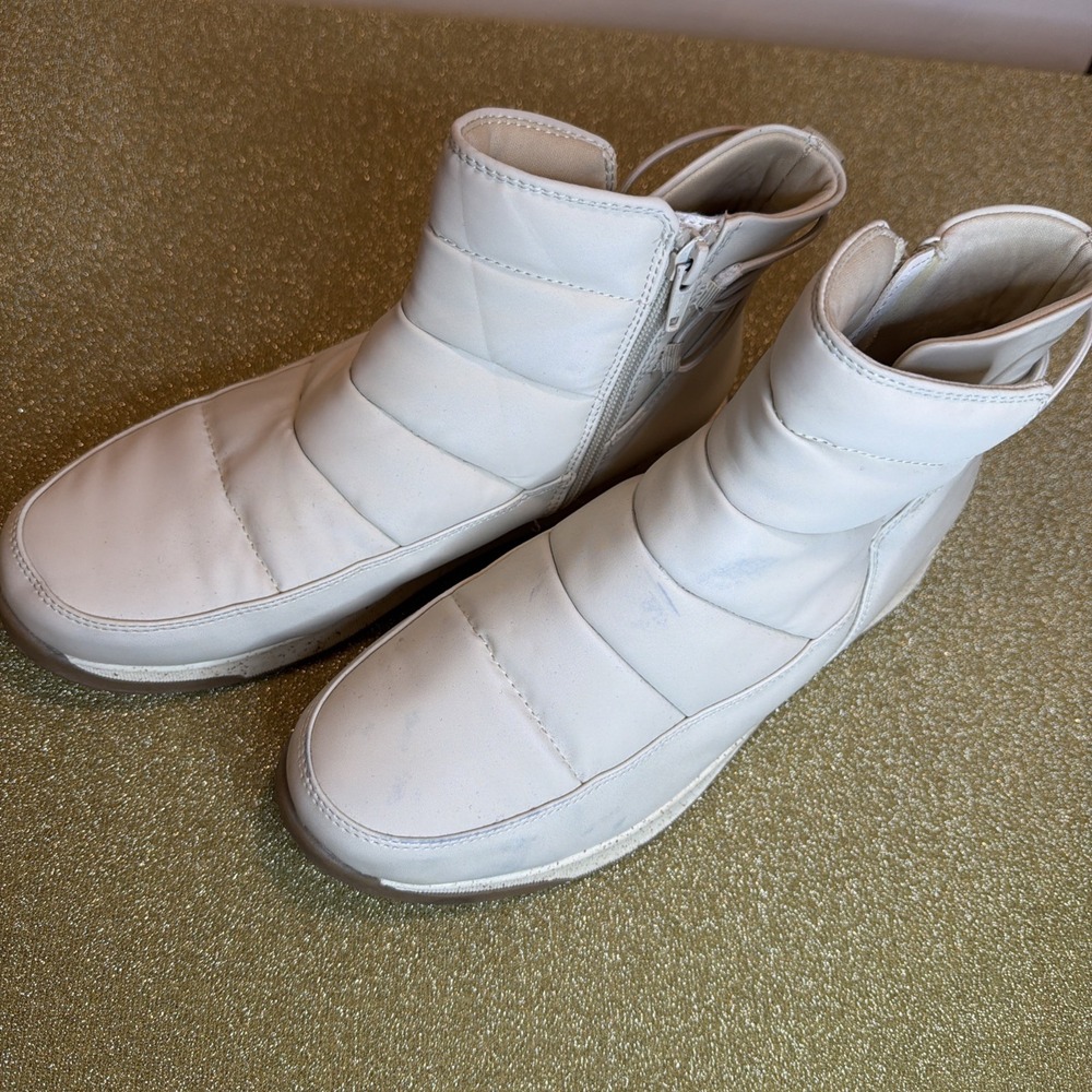 Ocean Coast Women's Belmont Ankle Boot 9.5M Ivory Good Condition